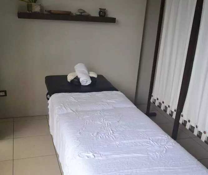 Fotos del hotel 8 Suites By Fat Jimmy's:  2