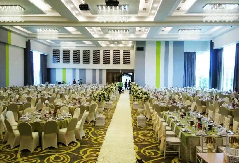 Fotos del hotel Maxones At Resort Makassar:  3