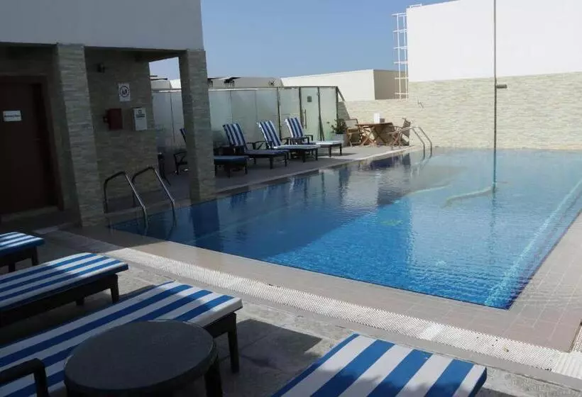 Fotos del hotel Strato  By Warwick:  3