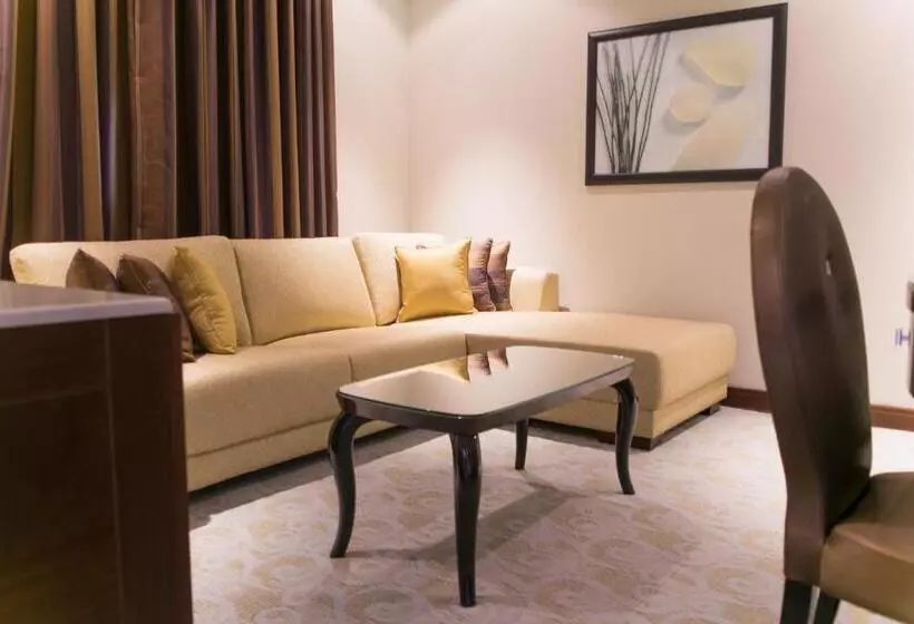 Fotos del hotel Strato  By Warwick:  14