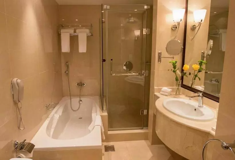 Fotos del hotel Strato  By Warwick:  13