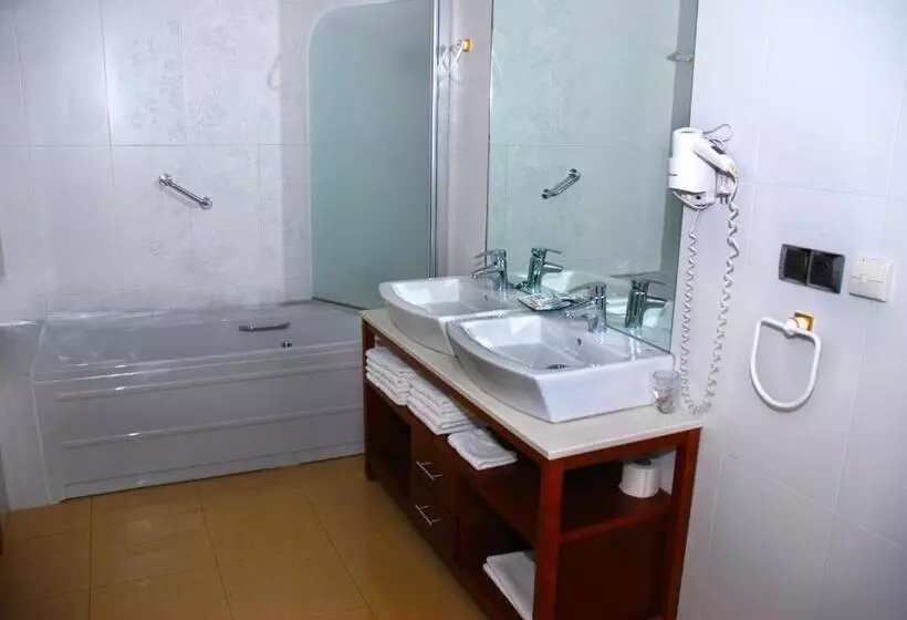 Fotos del hotel Villa De Cacabelos:  4
