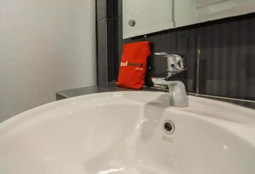 Fotos del hotel Reddoorz Plus Near Soekarno Hatta Airport 2:  12