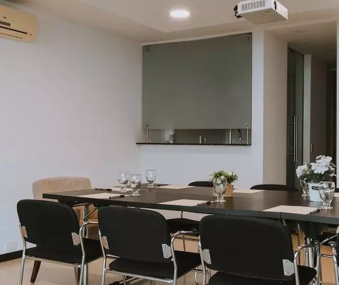 Fotos del hotel Travelers Orange Suites:  15