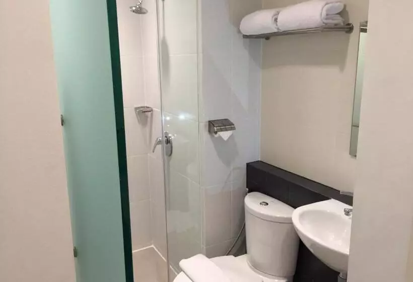 Fotos del hotel Whiz Prime Sudirman Makassar:  6