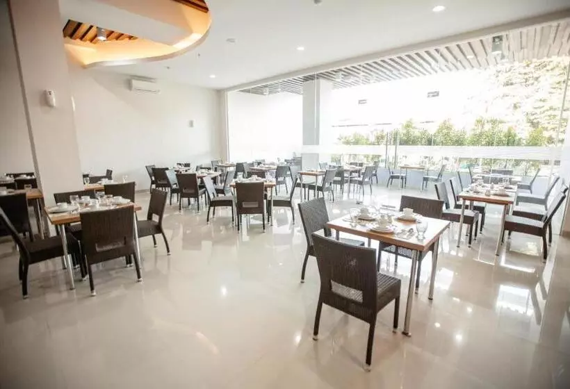 Fotos del hotel Whiz Prime Sudirman Makassar:  18
