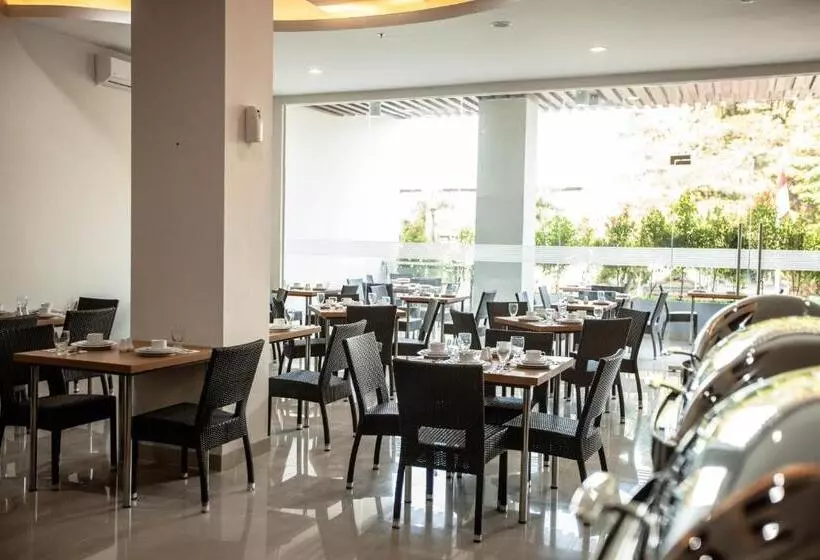 Fotos del hotel Whiz Prime Sudirman Makassar:  12