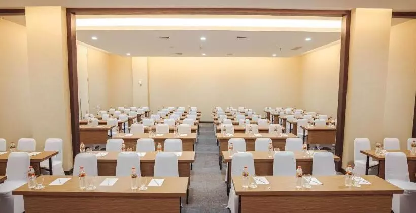 Fotos del hotel Whiz Prime Sudirman Makassar:  13