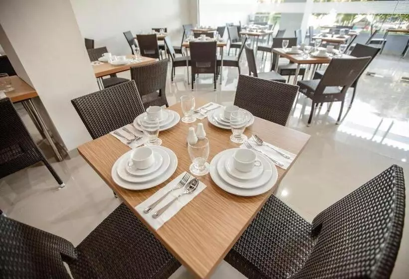 Fotos del hotel Whiz Prime Sudirman Makassar:  4