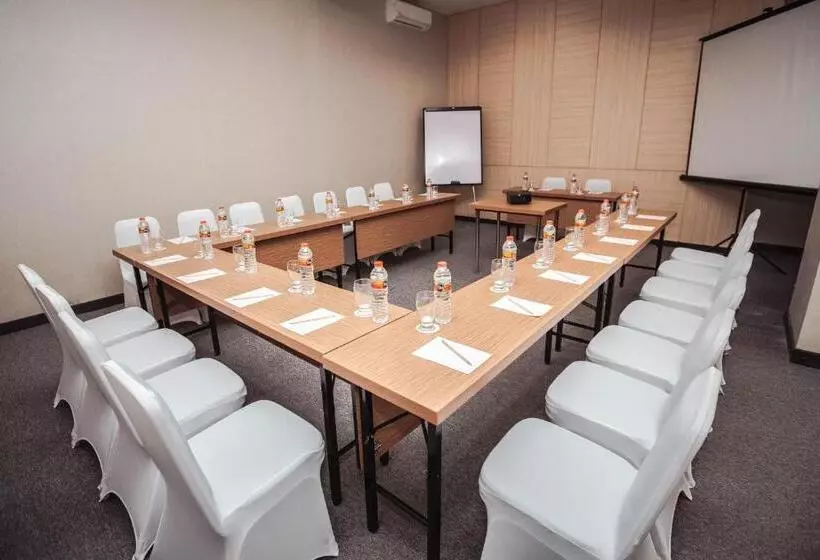 Fotos del hotel Whiz Prime Sudirman Makassar:  10