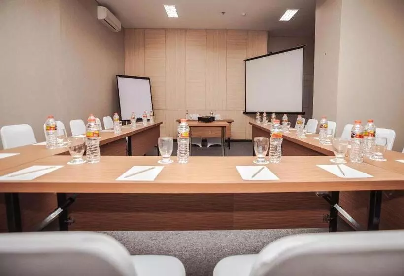 Fotos del hotel Whiz Prime Sudirman Makassar:  5