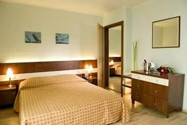 Holiday Beach Budapest Wellness Hotel With Sauna Park - Budapesta