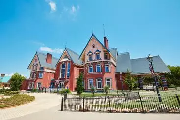 Mansion de Lucy  Includes Portaventura Park & Ferrari Land Tickets - Salou