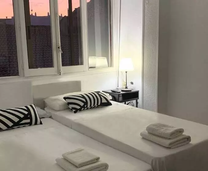 Fotos del hotel Y Restaurante Puerta De Aranda:  6