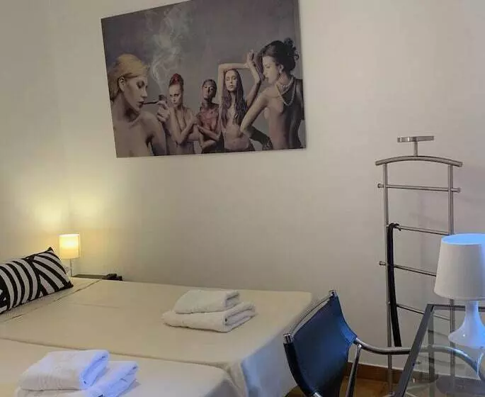 Fotos del hotel Y Restaurante Puerta De Aranda:  17
