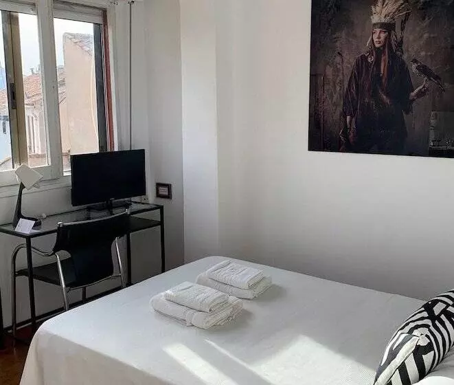 Fotos del hotel Y Restaurante Puerta De Aranda:  16