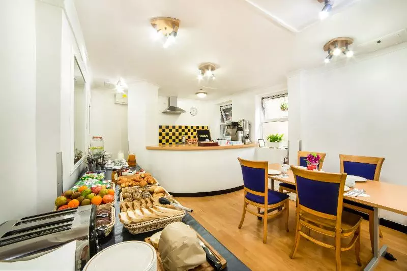 Fotos del hotel OYO Townhouse New England Victoria:  11