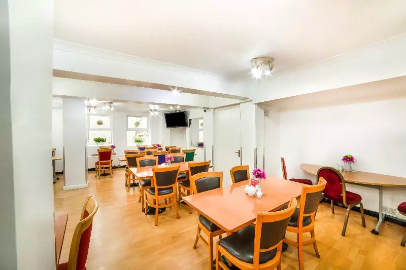 OYO Townhouse New England Victoria