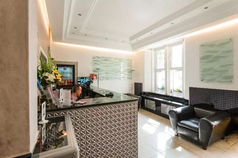 Fotos del hotel OYO Flagship Huttons:  4