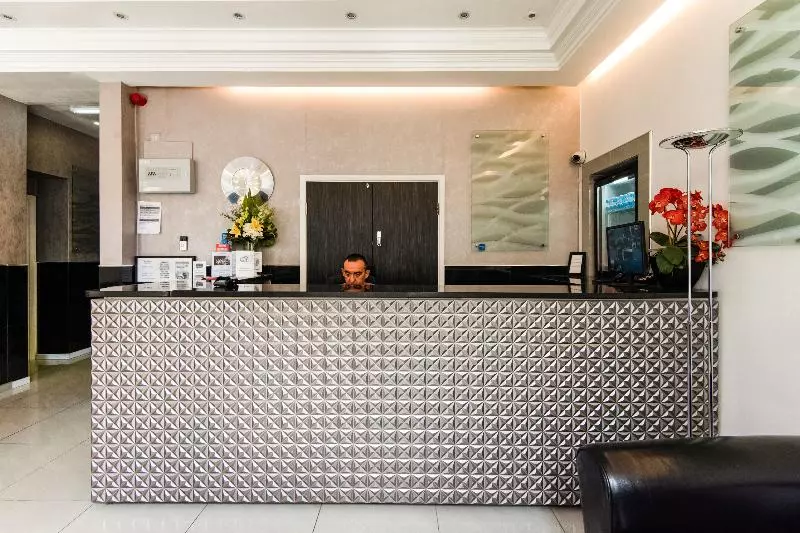 Fotos del hotel OYO Flagship Huttons:  25