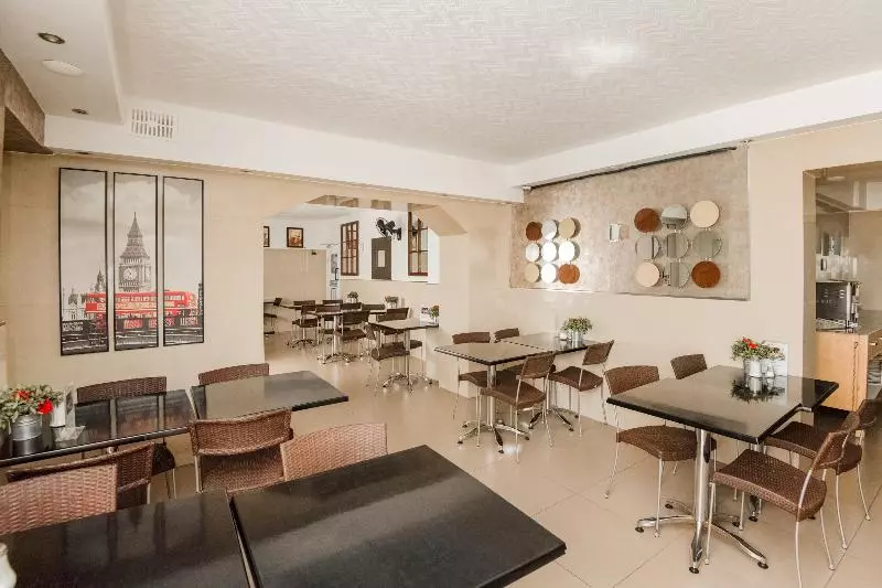 Fotos del hotel OYO Flagship Huttons:  3