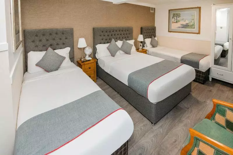 Fotos del hotel OYO Flagship Huttons:  11