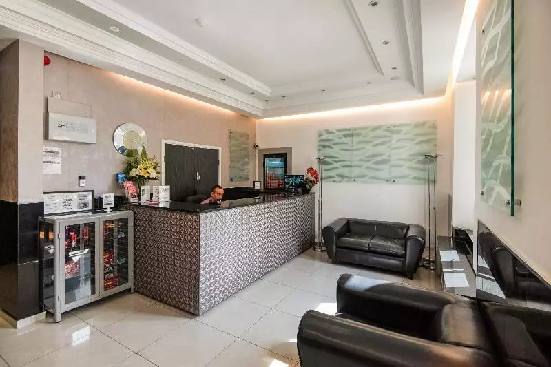 Fotos del hotel OYO Flagship Huttons:  18