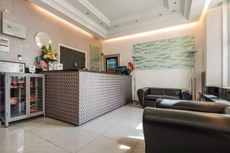 Fotos del hotel OYO Flagship Huttons:  22