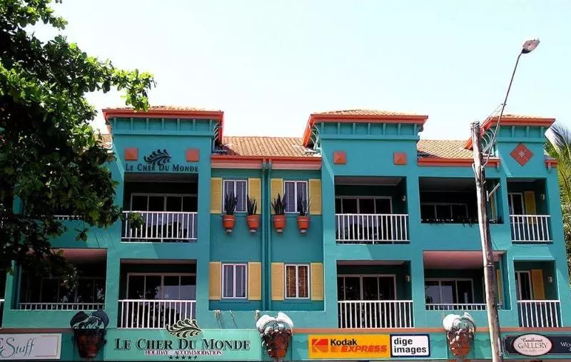 Le Cher Du Monde Adults Only