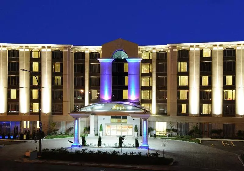 Holiday Inn & Suites Montreal Airport