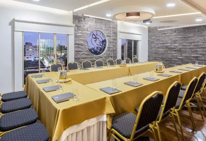 Fotos del hotel Embassy Park:  6