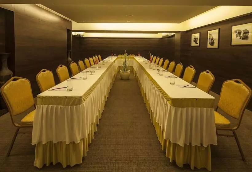 Fotos del hotel Vesta Maurya Palace:  17