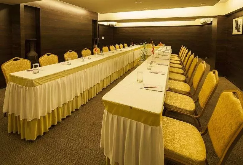 Fotos del hotel Vesta Maurya Palace:  7