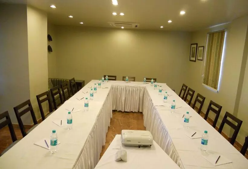 Fotos del hotel Justa Mg Road  :  12