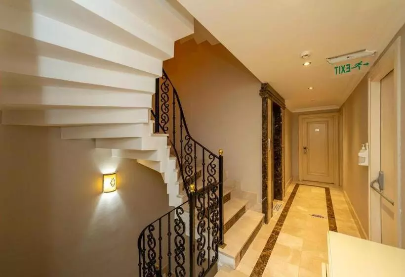 Fotos del hotel Raymond Hotel:  2