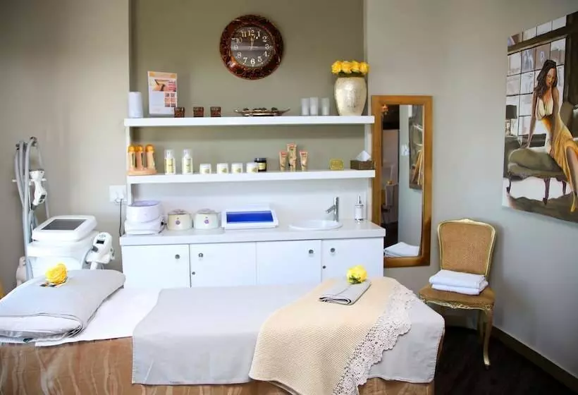 Fotos del hotel First Group The Palace All-suite:  2