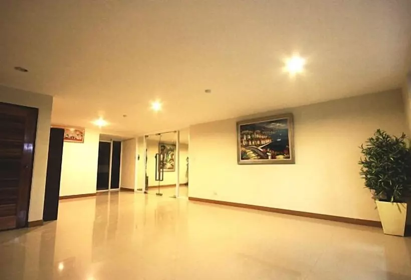 Fotos del hotel The Chateau Luxury Serviced Apartment:  18