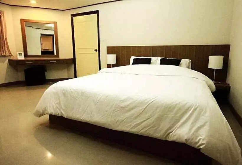 Fotos del hotel The Chateau Luxury Serviced Apartment:  2