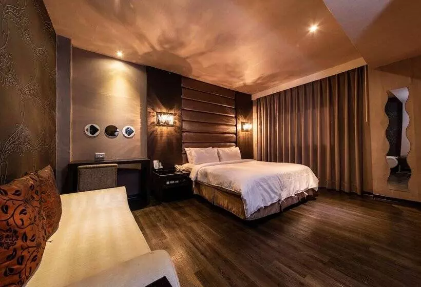 The Riverside Hotel Fashion