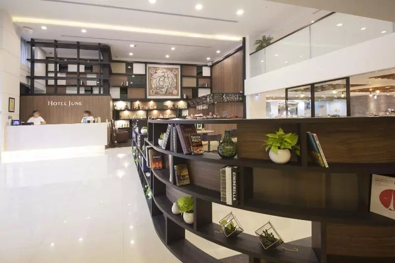 Fotos del hotel June:  3