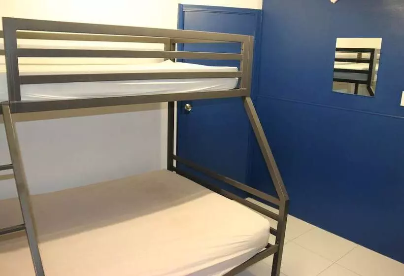 Waterfront Backpackers  Hostel