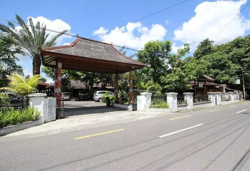 Fotos del hotel Reddoorz Plus Near Alun Alun Selatan 2:  21