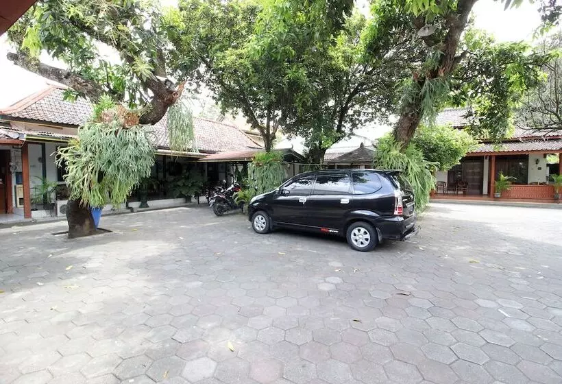 Fotos del hotel Reddoorz Plus Near Alun Alun Selatan 2:  19
