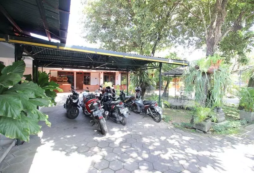 Fotos del hotel Reddoorz Plus Near Alun Alun Selatan 2:  2