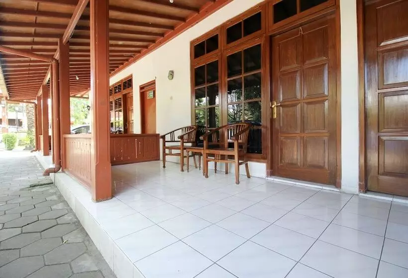 Fotos del hotel Reddoorz Plus Near Alun Alun Selatan 2:  3
