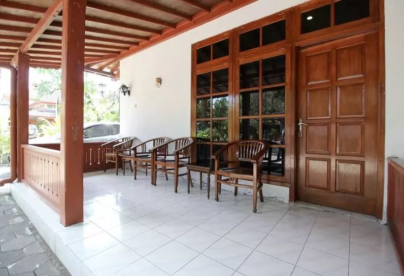 Fotos del hotel Reddoorz Plus Near Alun Alun Selatan 2:  14