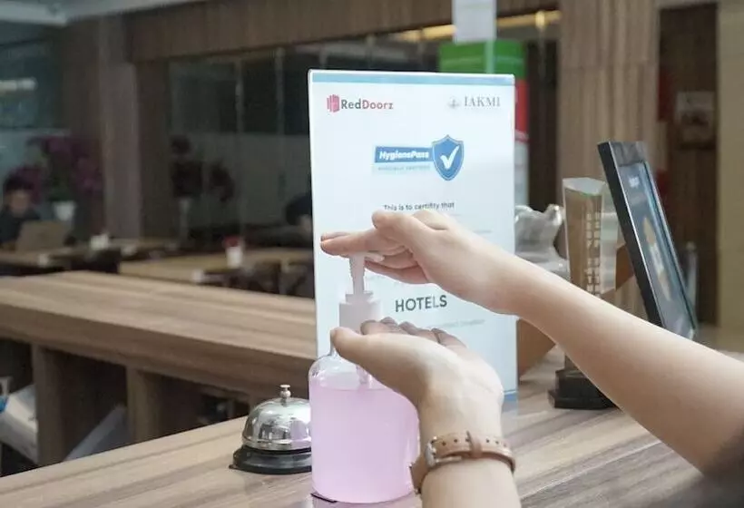 Fotos del hotel Reddoorz Plus Near Alun Alun Selatan 2:  11