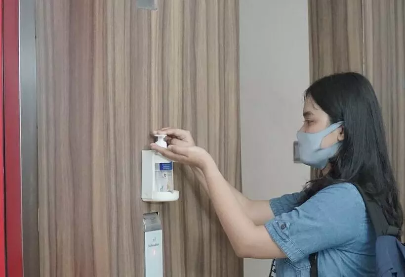Fotos del hotel Reddoorz Plus Near Alun Alun Selatan 2:  20