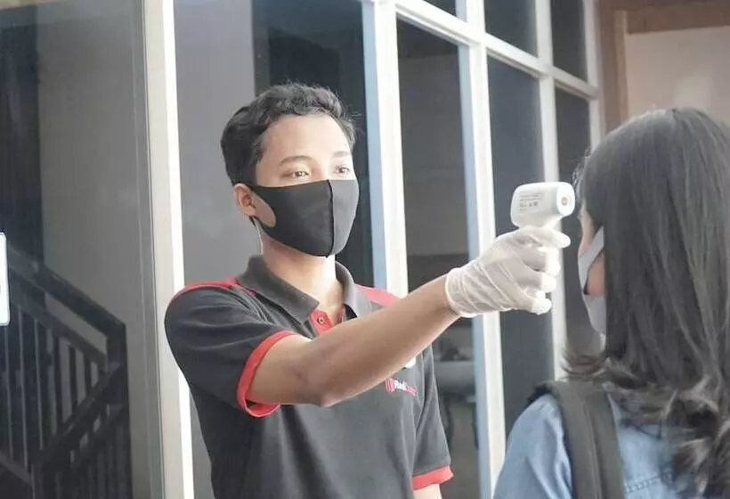 Fotos del hotel Reddoorz Plus Near Alun Alun Selatan 2:  5