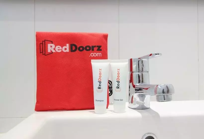 Fotos del hotel Reddoorz Plus Near Alun Alun Selatan 2:  24